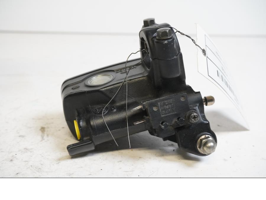 Höger sida på Bromshuvudcylinder från en Honda VFR 800 -1998 motorcykel.