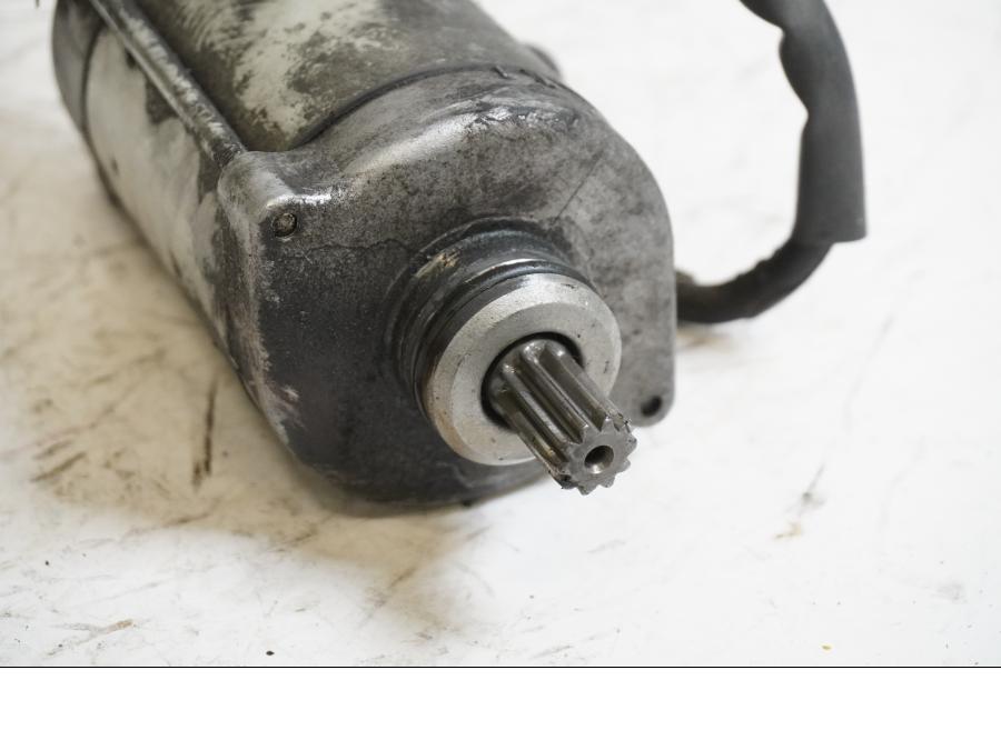 Baksidan på Startmotor från en Honda XRV 750 -1997 motorcykel.