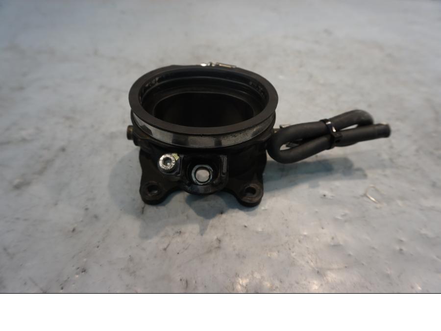 Baksidan på Insug från en Ducati Diavel -2015 motorcykel.