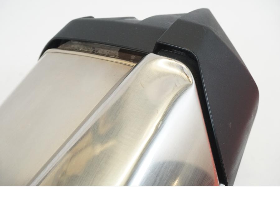 Höger sida på Ljuddämpare från en Honda CRF 1000 Africa Twin -2016 motorcykel.