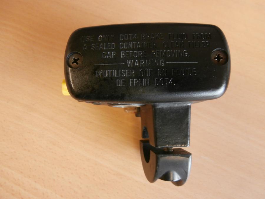 Snett uppifrån på Bromshuvudcylinder från en Honda GL 1500 -1998 motorcykel.