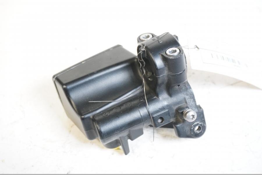 Höger sida på Bromshuvudcylinder från en Triumph Tiger -2012 motorcykel.