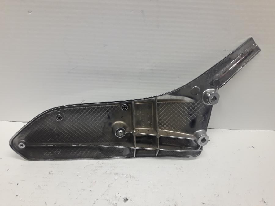 Baksidan på Fotpinnefäste från en BMW K 1200 LT -2006 motorcykel.