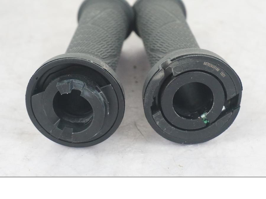 Vänster sida på Handtag från en KTM 1290 Super Adventure S -2022 motorcykel.