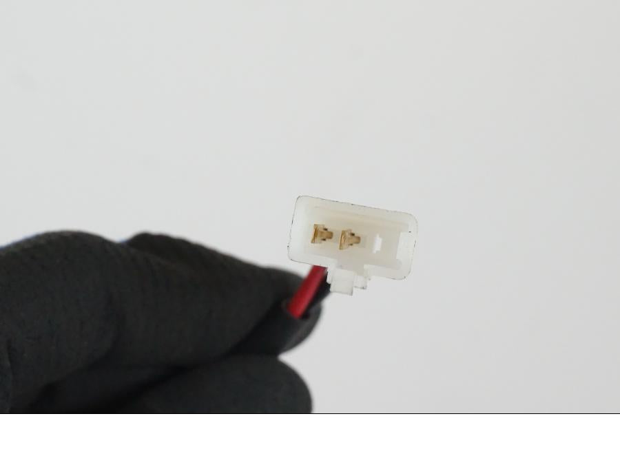 Snett nerifrån på Blinkersrelä från en Yamaha MT-09 -2020 motorcykel.