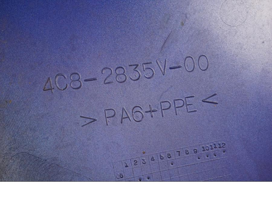 Snett nerifrån på Sidkåpa från en Yamaha YZF 1000 R1 -2007 motorcykel.