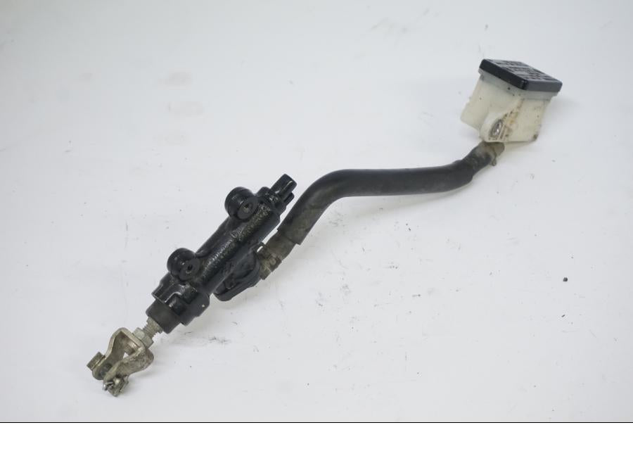 Snett nerifrån på Bromshuvudcylinder från en Honda CB 500 X -2015 motorcykel.