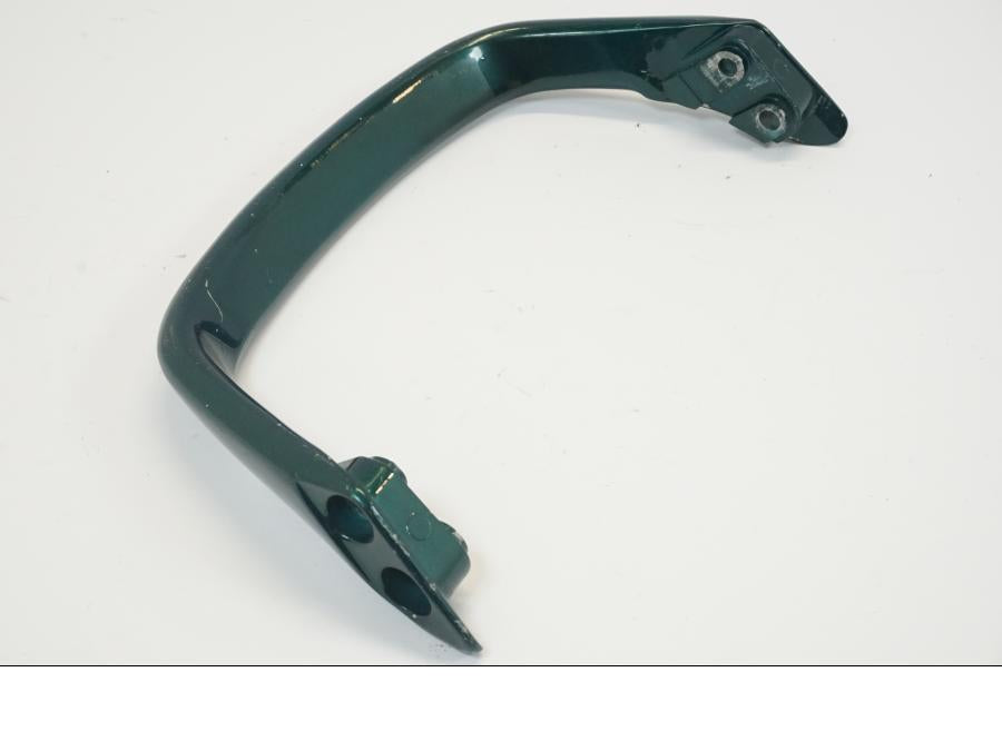Snett nerifrån på Passagerarhandtag från en Yamaha XJR 1300 -1999 motorcykel.