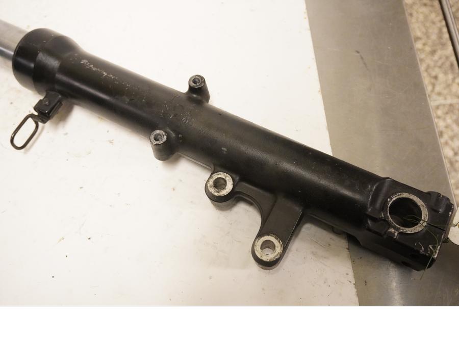 Vänster sida på Gaffelben från en Kawasaki ZZR 600 -1991 motorcykel.