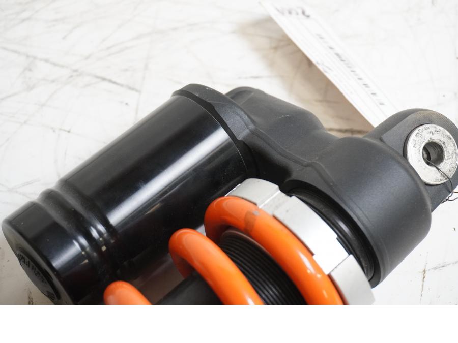 Snett nerifrån på Stötdämpare från en KTM RC8 -2009 motorcykel.