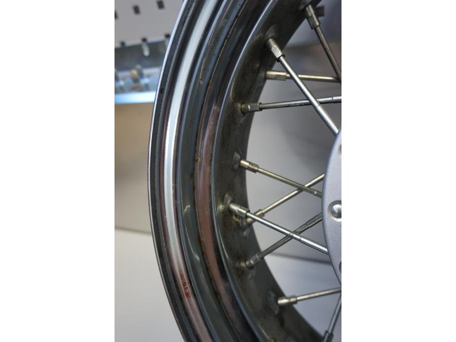 Snett uppifrån på Fälg från en Kawasaki VN 900 -2006 motorcykel.