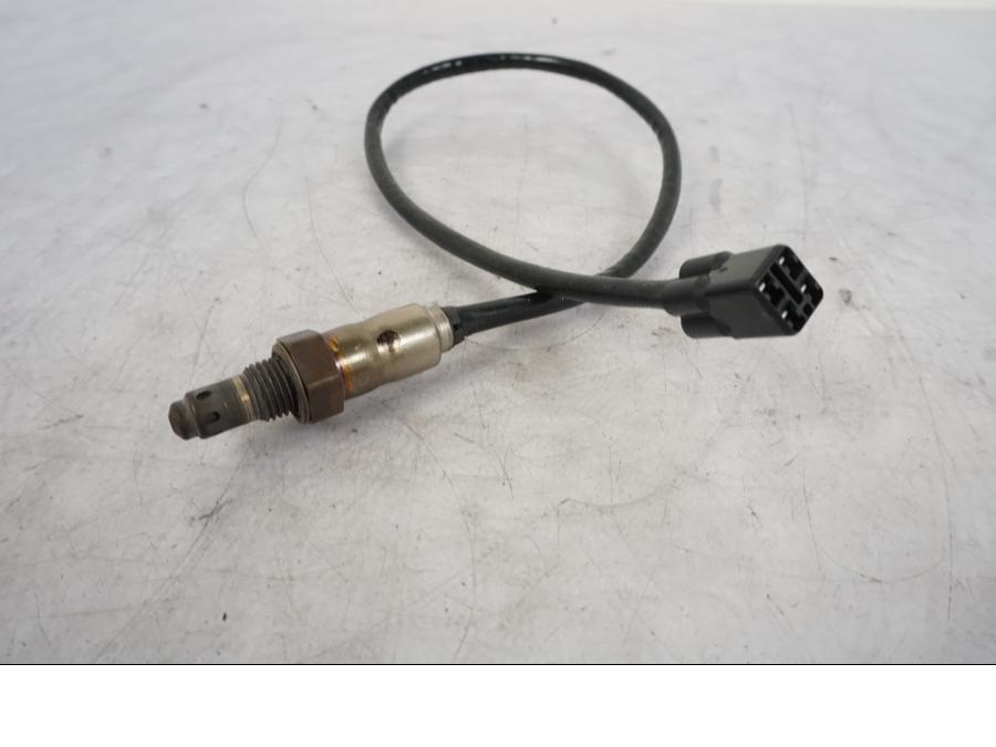 Baksidan på Lambdasond från en KTM 1290 Super Duke R -2023 motorcykel.