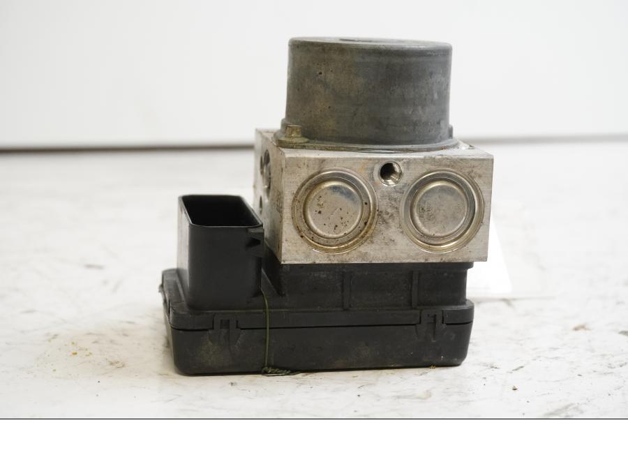 Höger sida på ABS Modulator från en KTM 125 Duke -2014 motorcykel.