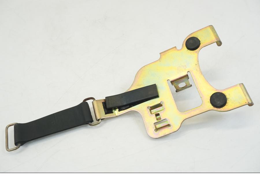 Höger sida på Batterihållare från en Honda XL 1000 V -1999 motorcykel.