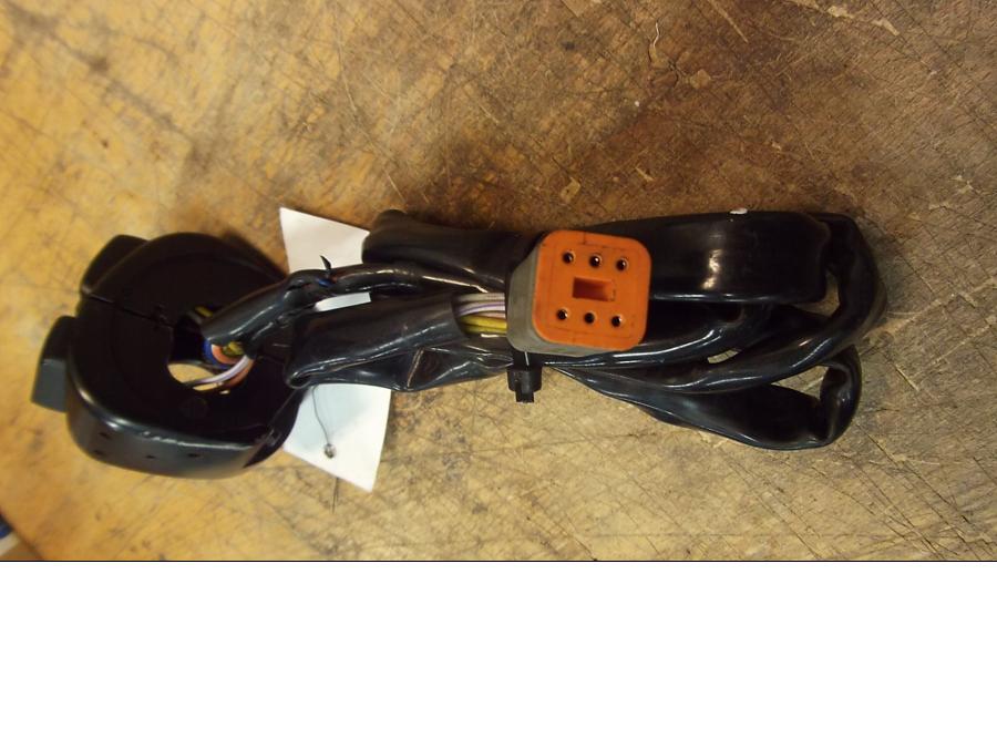 Snett nerifrån på Styrelreglage från en H-D Sportster 1200 XL1200C -1999 motorcykel.