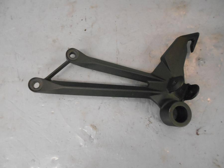 Framsidan på Fotpinnefäste från en Kawasaki Z 1000 -2019 motorcykel.