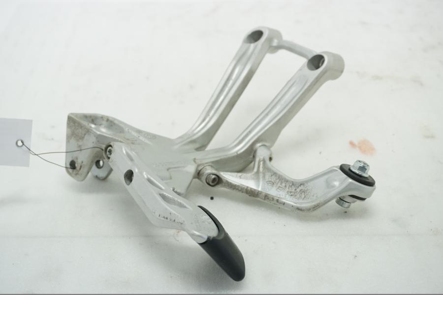 Baksidan pÄ FotpinnefÀste frÄn en Ducati Multistrada 1158 V4 -2021 motorcykel.