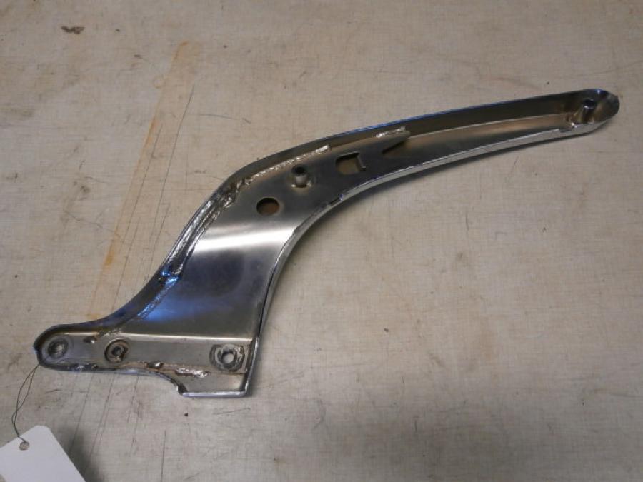 Baksidan på Bakskärmstag från en Suzuki VL 1500 -2002 motorcykel.