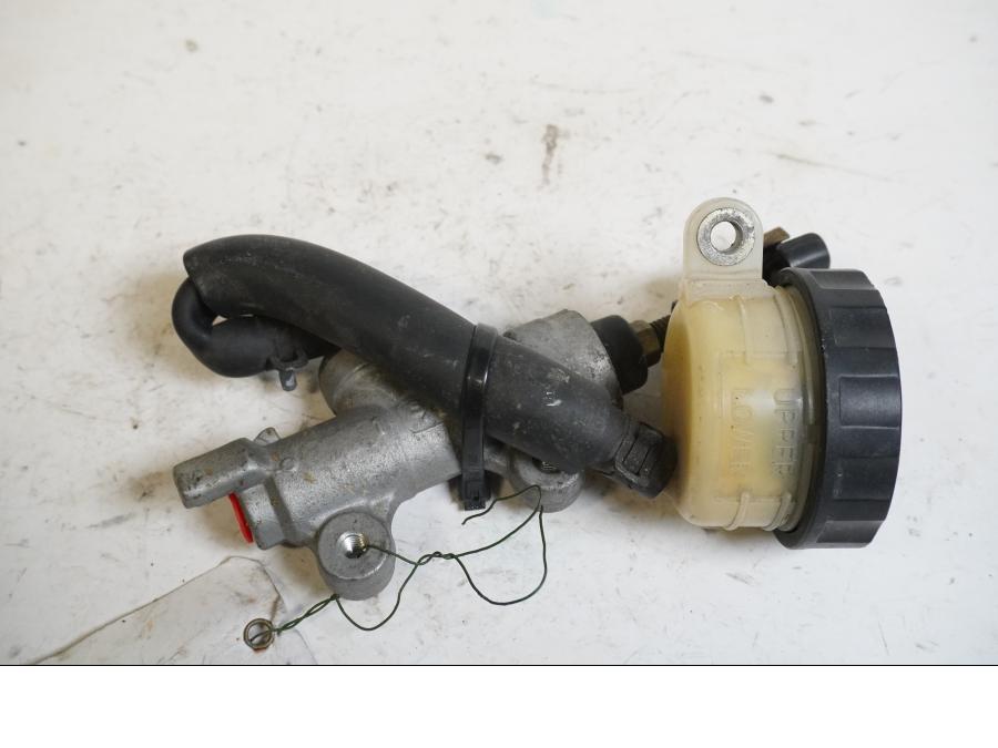 Baksidan på Bromshuvudcylinder från en Honda CBR 900 RR -2000 motorcykel.