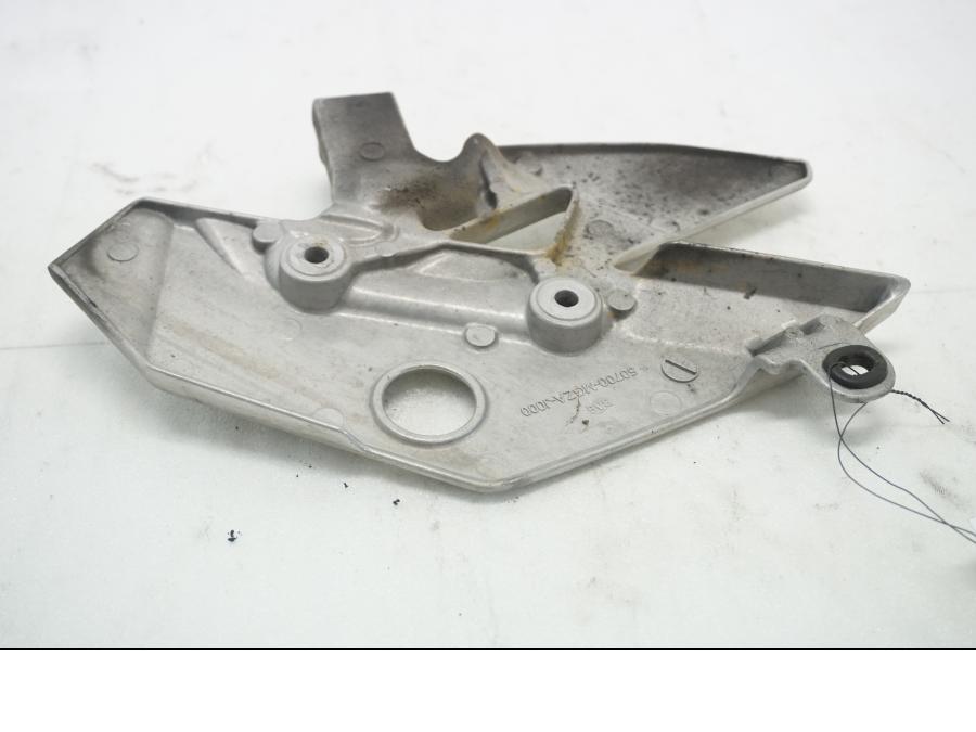 Baksidan på Fotpinnefäste från en Honda CBR 500 R -2013 motorcykel.