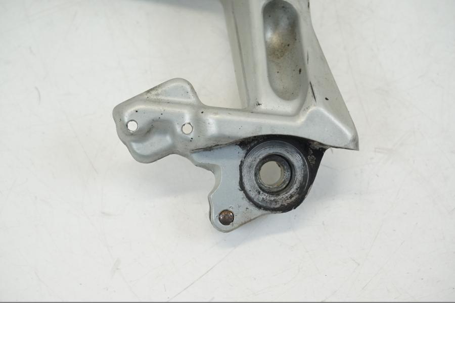 Extrabild5 på Fotpinnefäste inre från en Ducati Streetfighter V4 -2020 motorcykel.