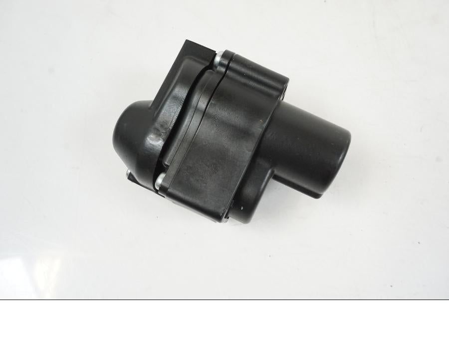 Baksidan på Avgasspjällmotor från en Yamaha MT-10 -2022 motorcykel.