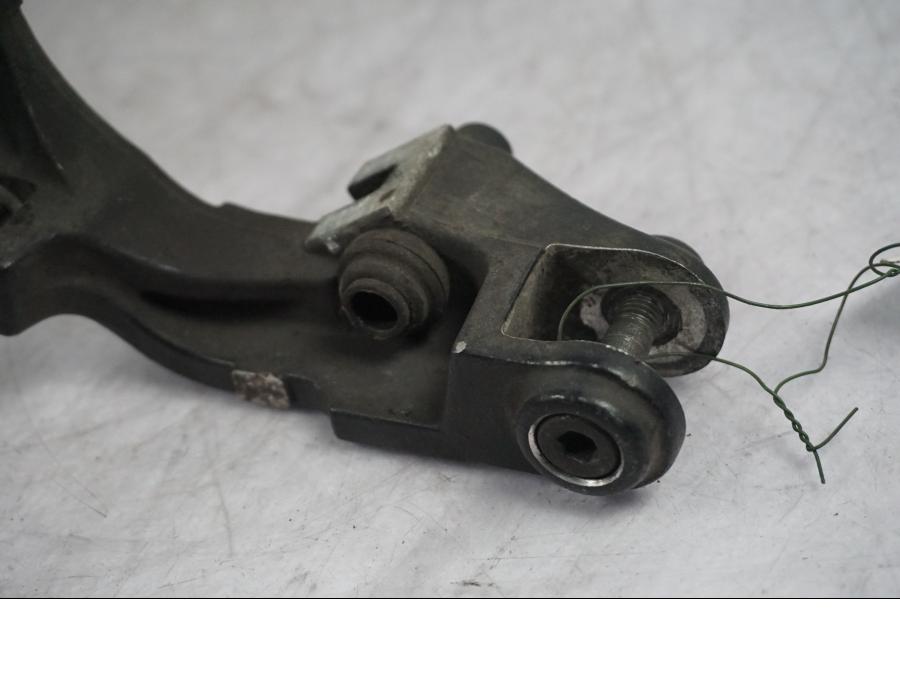 Snett nerifrån på Bromsoksfäste från en Honda GL 1500 -1998 motorcykel.