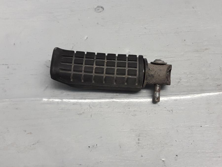 Framsidan på Fotpinne från en Honda CBR 125 R -2005 motorcykel.