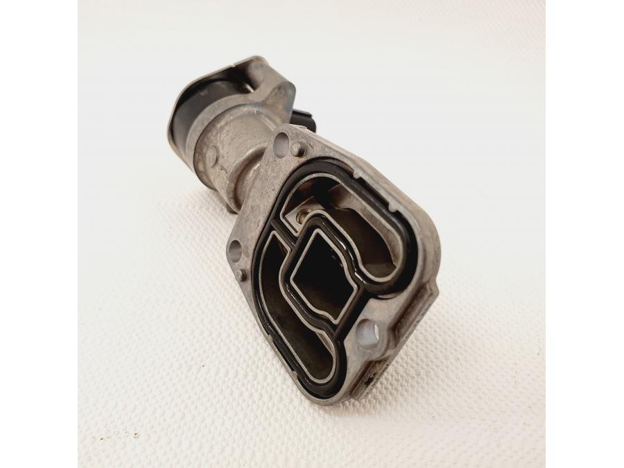 Snett nerifrån på Tomgångsventil från en Honda CB 500 F -2013 motorcykel.