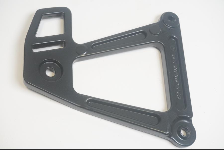 Baksidan på Fotpinnefäste från en KTM 690 Duke -2002 motorcykel.