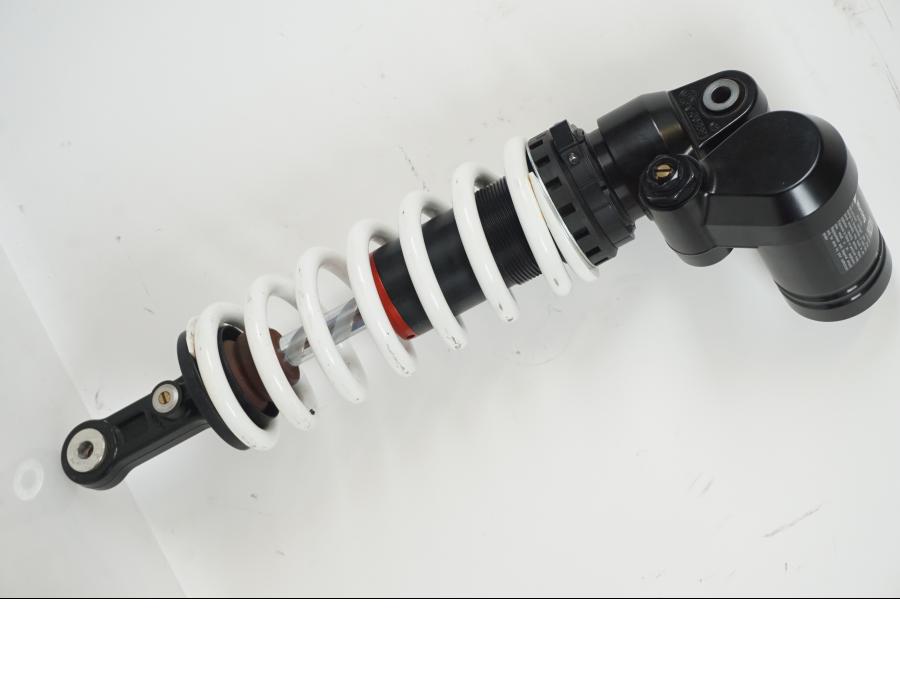 Snett uppifrån på Stötdämpare från en KTM 690 SMCR -2019 motorcykel.