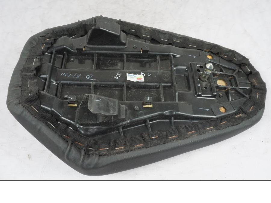 Vänster sida på Sadel från en KTM 390 Duke -2018 motorcykel.