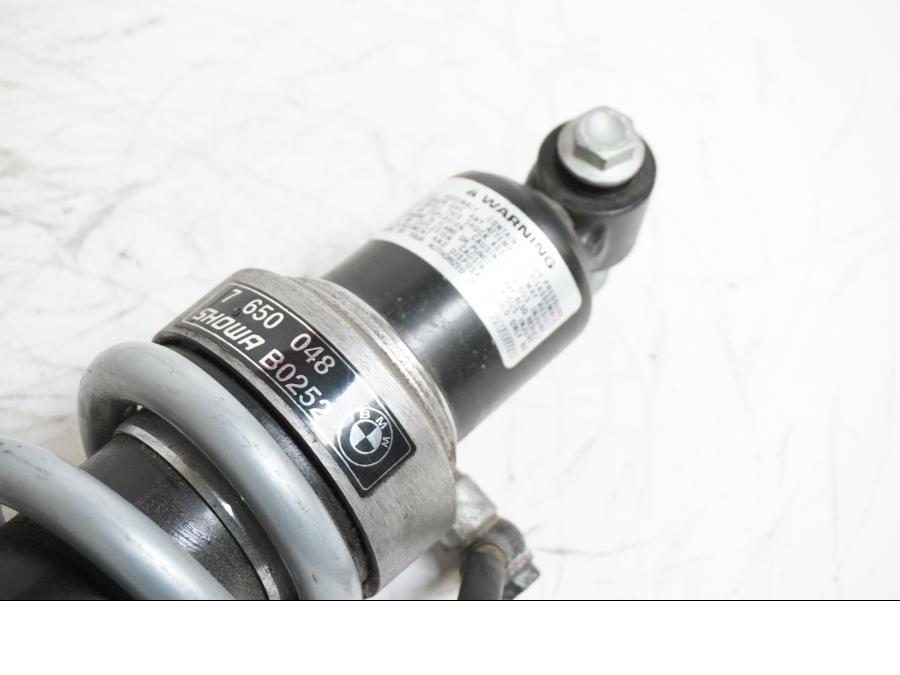 Snett uppifrån på Stötdämpare från en BMW R 850 R -2004 motorcykel.