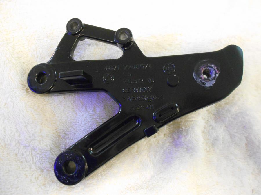 Baksidan på Fotpinnefäste från en BMW S 1000 RR -2008 motorcykel.