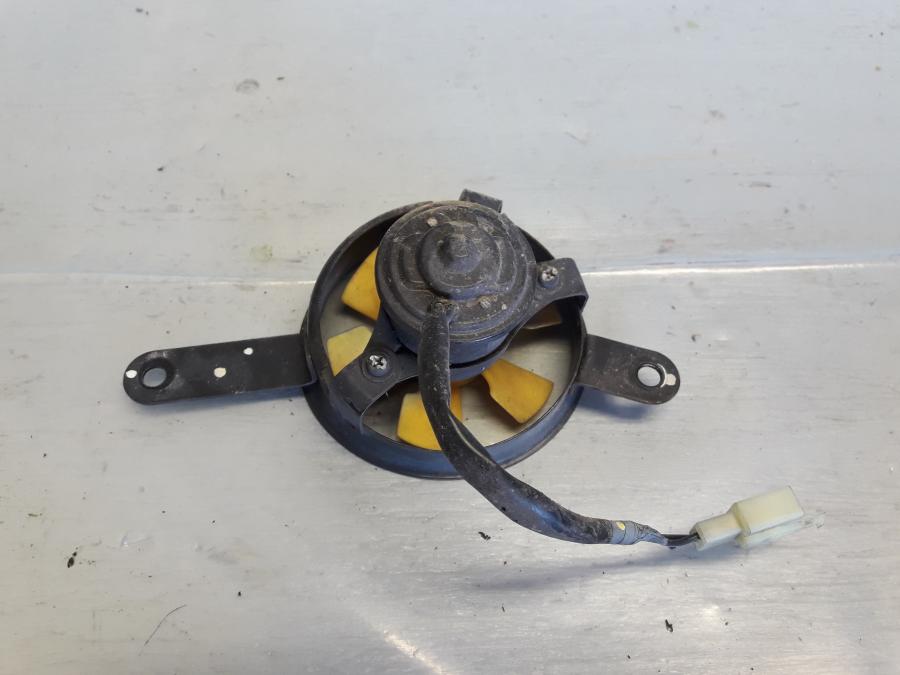 Framsidan på Vattenkylfläkt från en Honda CBR 125 R -2008 motorcykel.