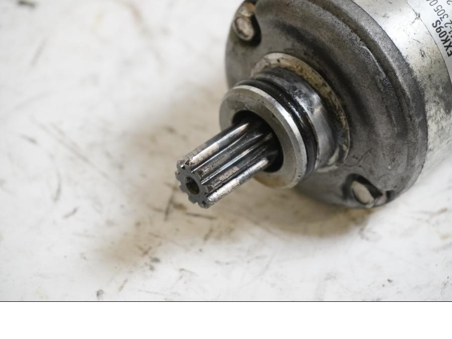 Baksidan på Startmotor från en BMW K 1300 GT -2009 motorcykel.