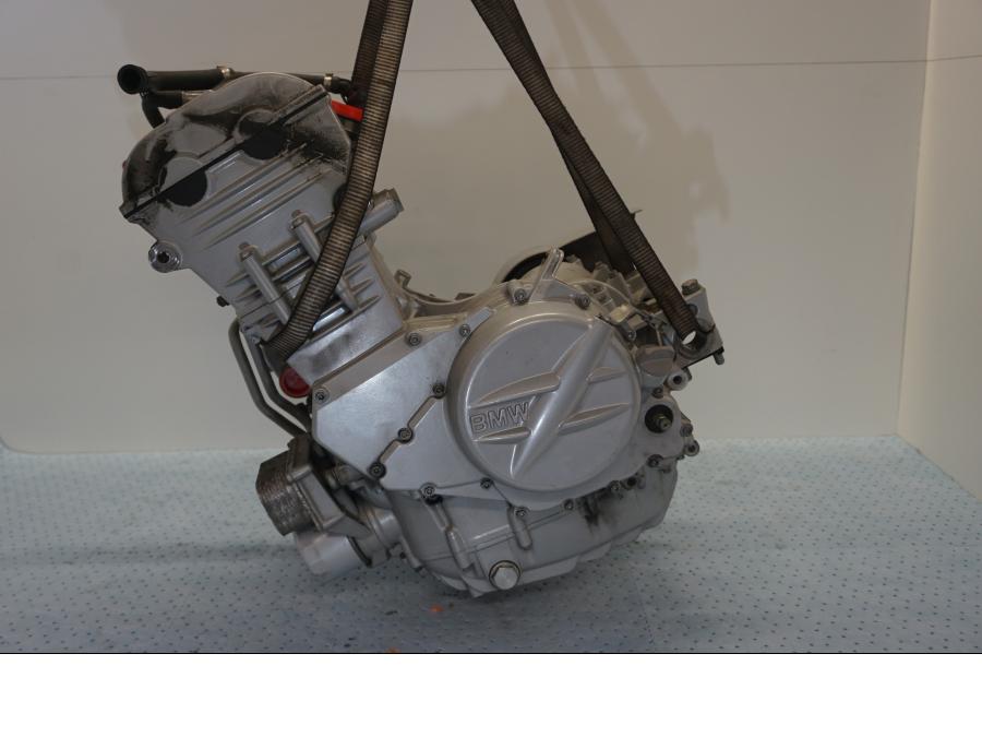 Höger sida på Motor från en BMW F 800 ST -2007 motorcykel.