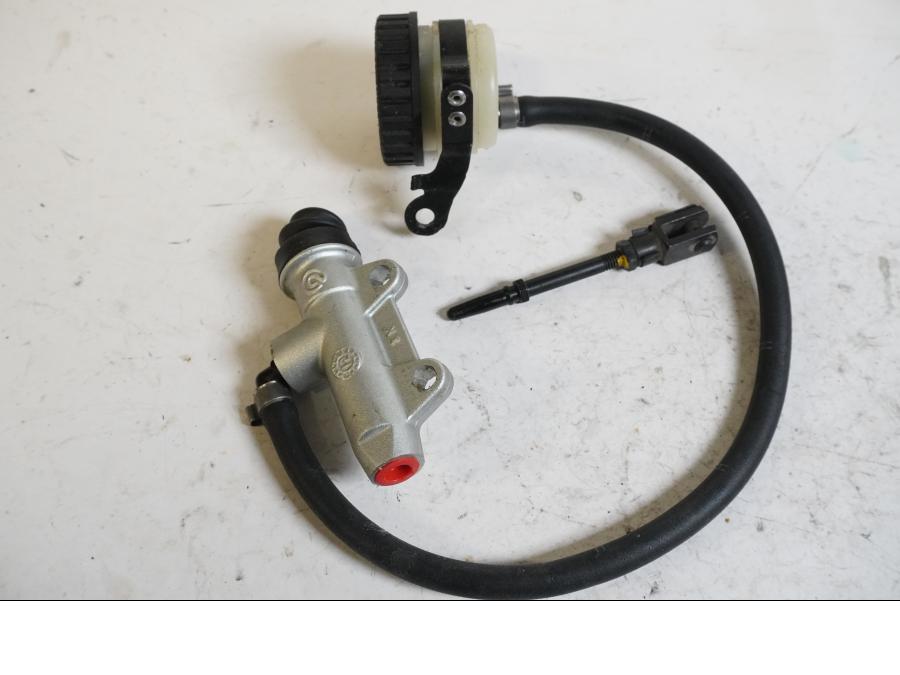 Baksidan på Bromshuvudcylinder från en BMW R 1200 RT -2013 motorcykel.