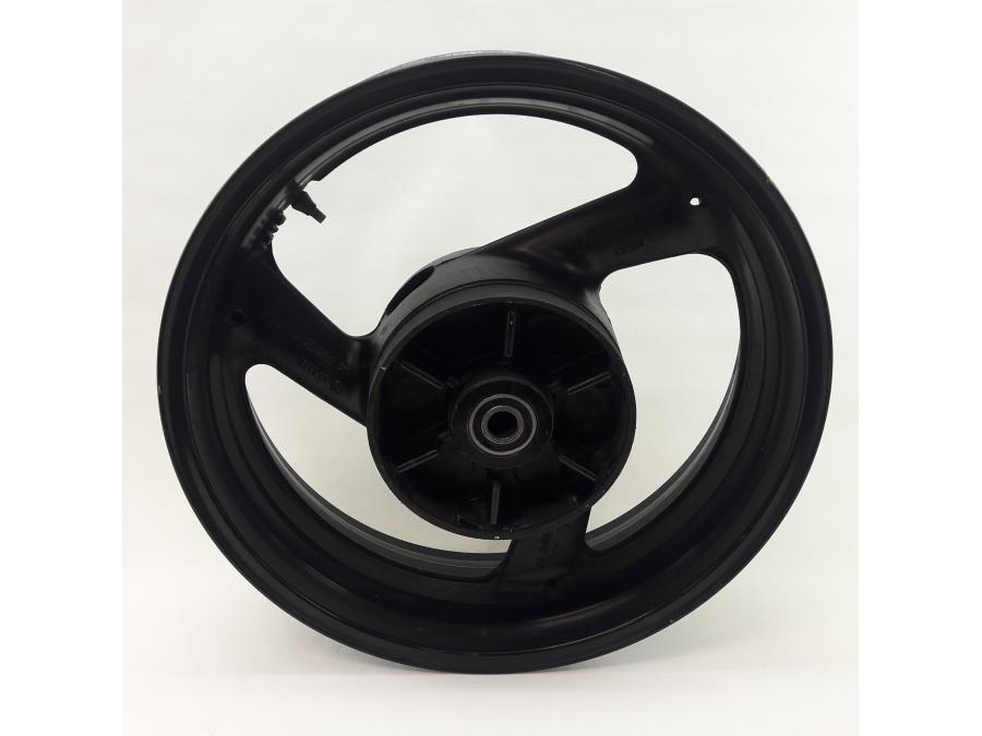 Baksidan på Fälg från en Yamaha FZ-S 600 -2000 motorcykel.