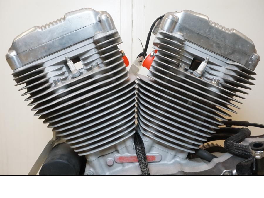 Vänster sida på Motor från en H-D Sportster 883 XL -2007 motorcykel.