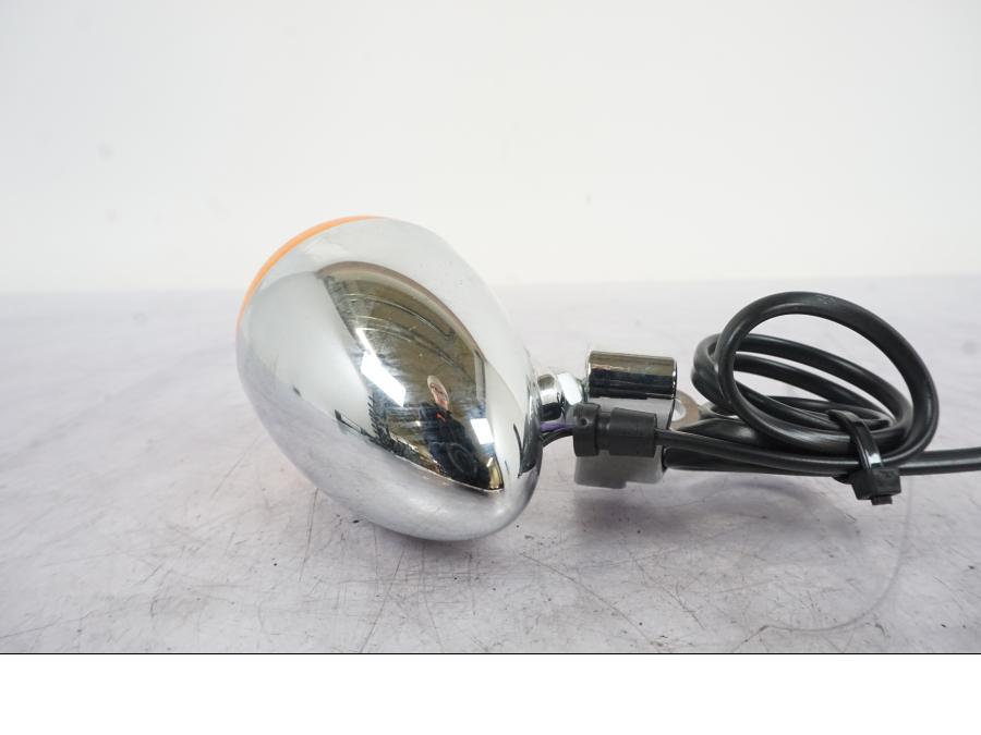 Snett uppifrån på Blinkers från en H-D Softail Sport Glide FLSB -2022 motorcykel.