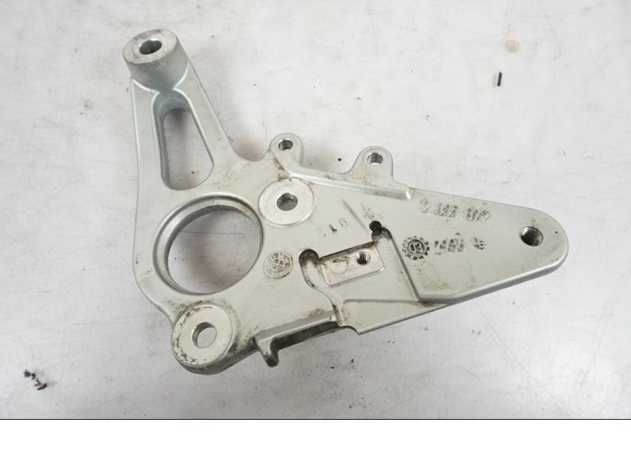 Vänster sida på Fotpinnefäste från en BMW R 850 R -2004 motorcykel.