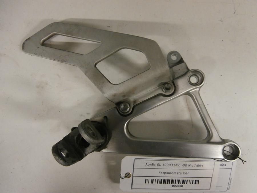 Framsidan på Fotpinnefäste från en Aprilia SL 1000 Falco -2000 motorcykel.