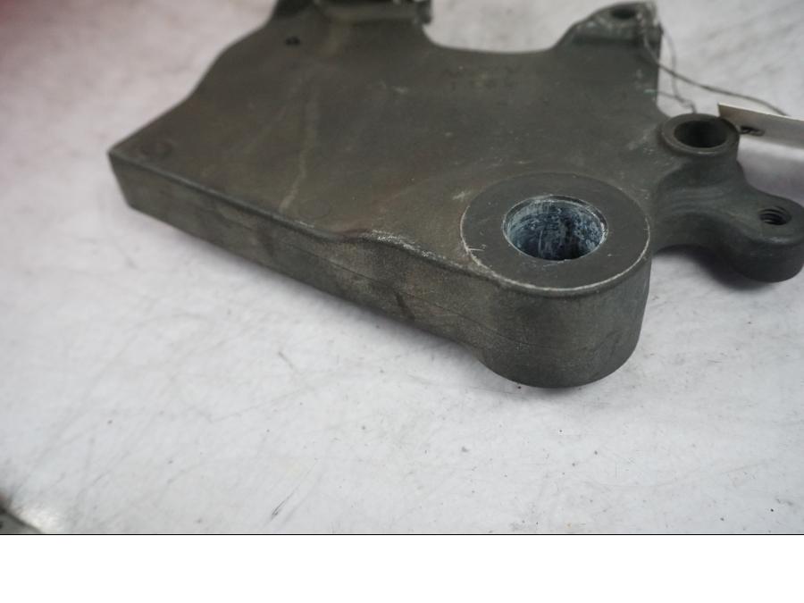 Snett nerifrån på Bromsoksfäste från en Kawasaki Versys 1000 -2015 motorcykel.