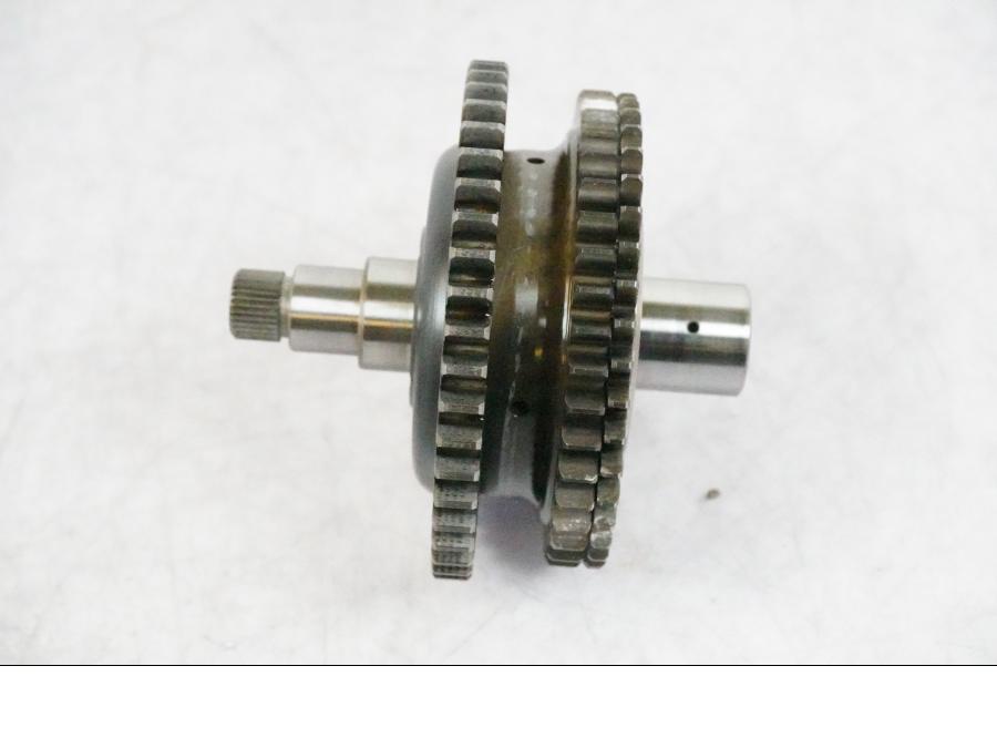 Snett nerifrån på Startkopplingsdrev från en BMW K 1200 S -2005 motorcykel.