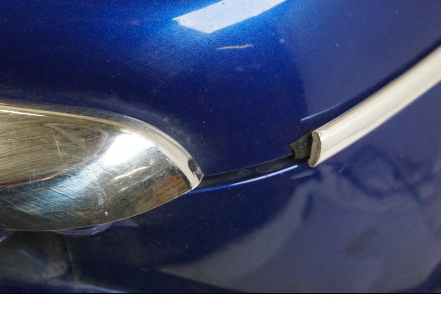 Snett uppifrån på <p>Sidoväska höger från Honda GL 1800 A 2001.</p>
<p>Låsmekanismen är sönder går ej att "låsa"</p>
<p>Locket åker upp så fort du stänger.</p>
<p>Repor finns samt att det saknas en del av kromlisten se bilder. Blinkers. Okej skick.</p> motorcykel.