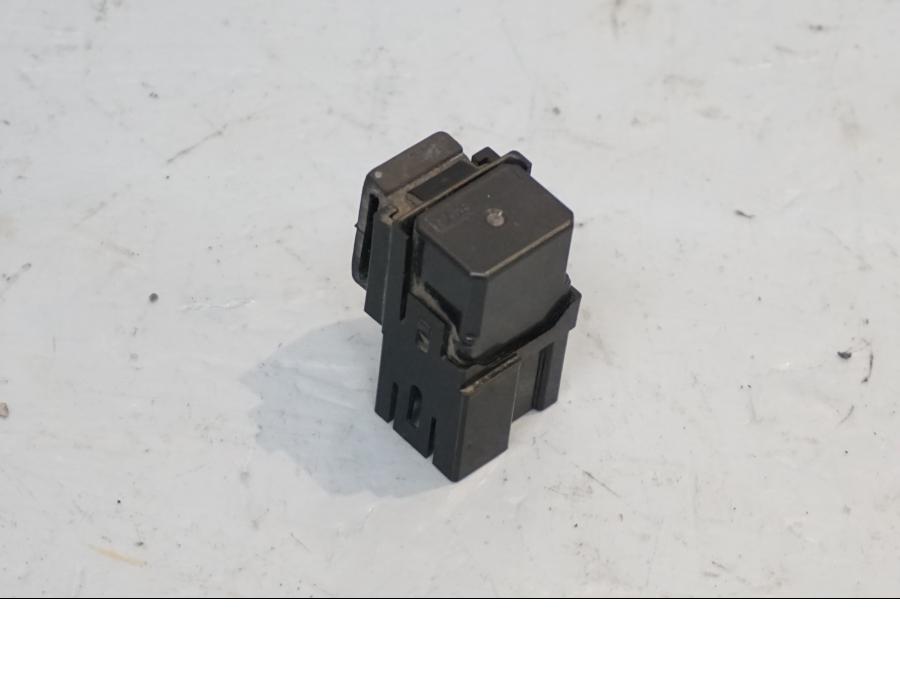 Framsidan på Relä från en Yamaha XJ 6 -2011 motorcykel.