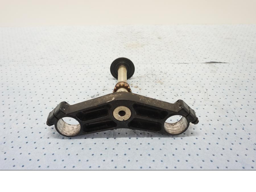 Baksidan på Gaffelkrona från en Kawasaki ZX-6R -2000 motorcykel.