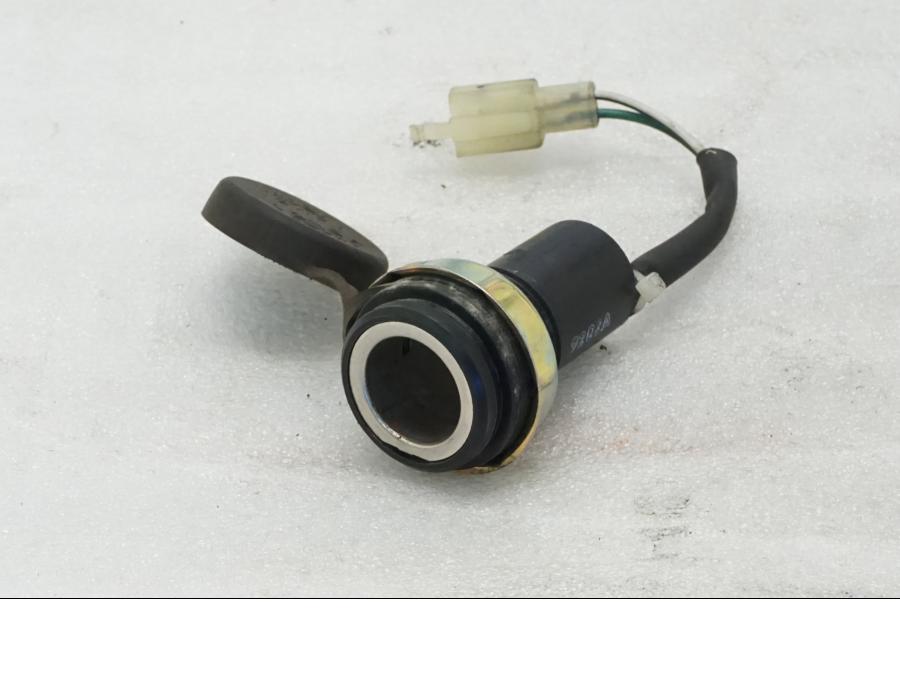 Baksidan på El uttag 12 V från en Yamaha XVZ 13TD -1999 motorcykel.