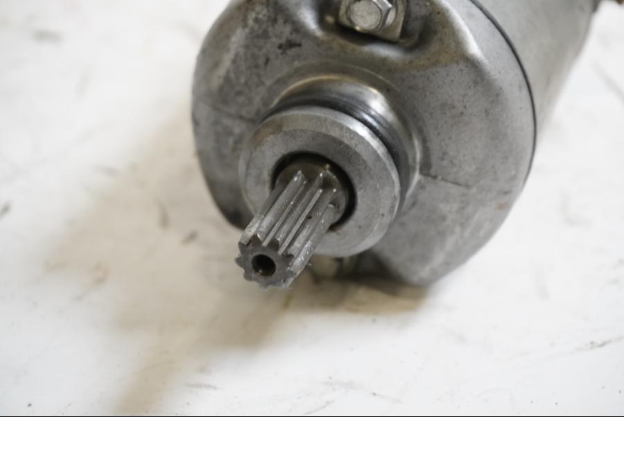 Baksidan på Startmotor från en Suzuki GSX 750 -2001 motorcykel.